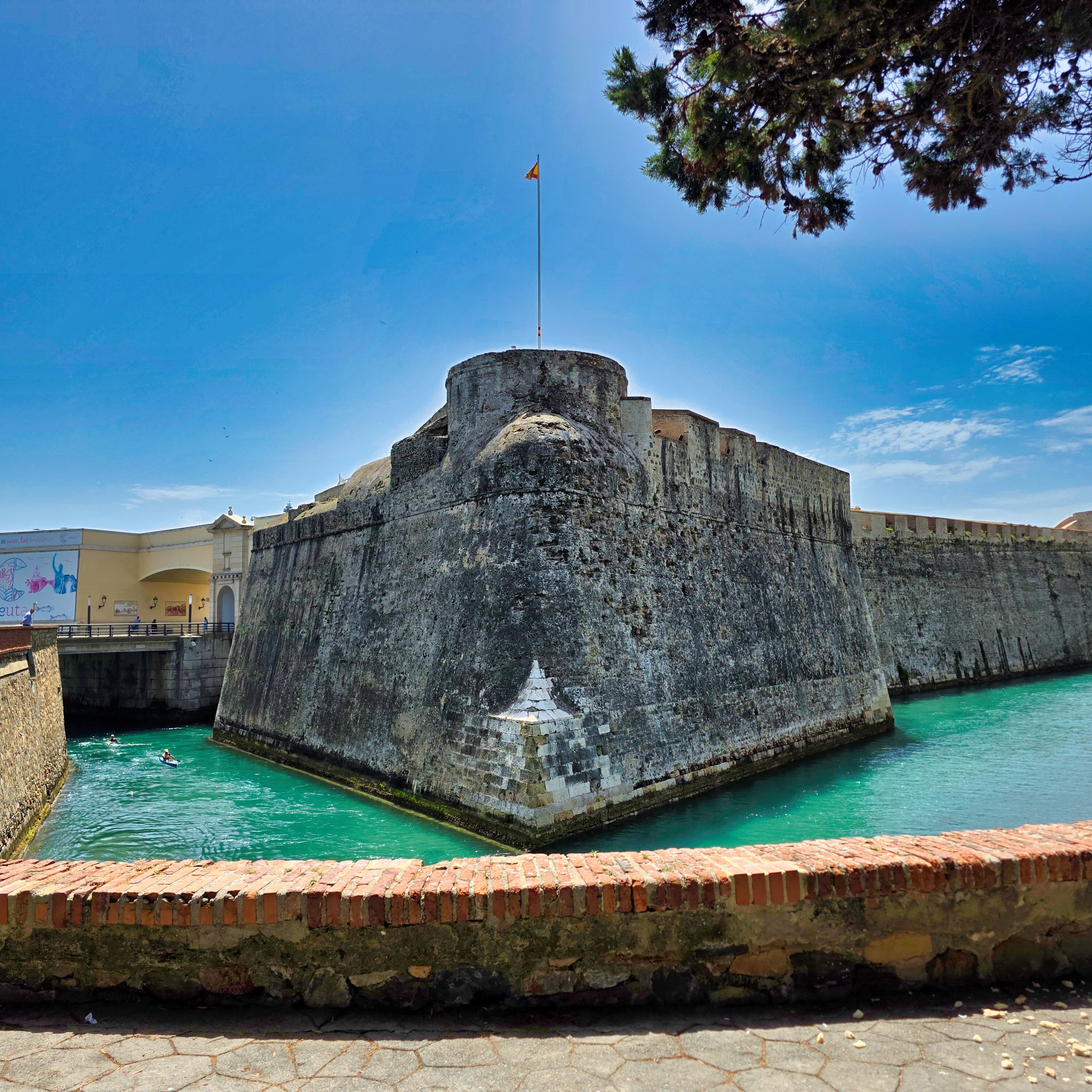 Murallas Reales - Foso Real y Baluarte de la Bandera